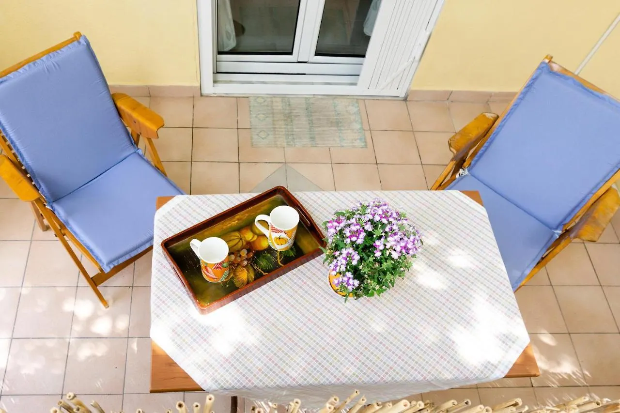 Irene Seafront Apartment Neo Epivates